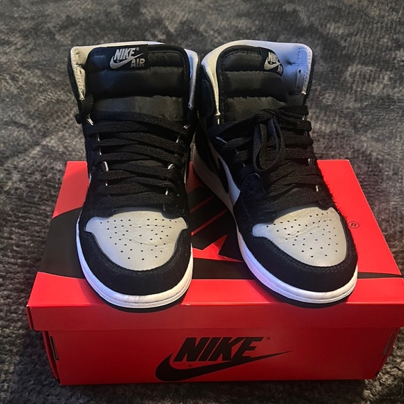 Nike Women’s Black/Gray High-Top Retro 1s - Picture 2 of 6